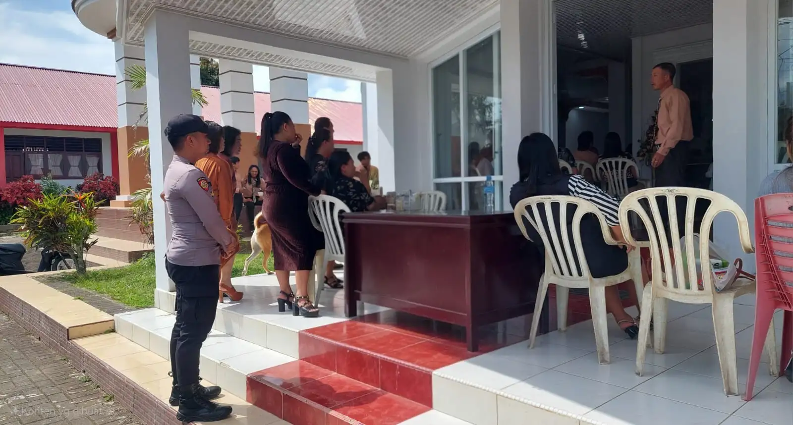 Polsek Langowan Barat Hadir di Gereja, Wujud Polisi Humanis yang Selalu Dekat dengan Masyarakat